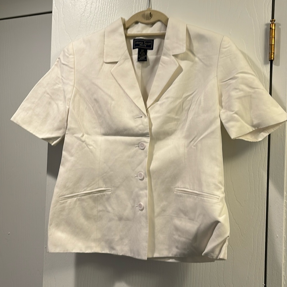 White short sleeve jacket with 2 pockets